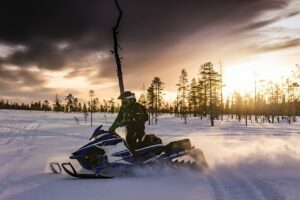 snowmobiles, lapland, snowmobile-2035500.jpg